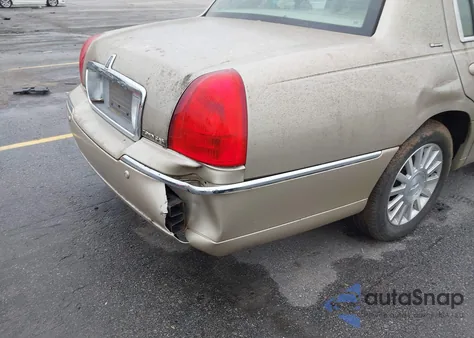 2004 Lincoln Town Car Ultimate из США, поврежденный, VIN 1LNHM83W44Y674497